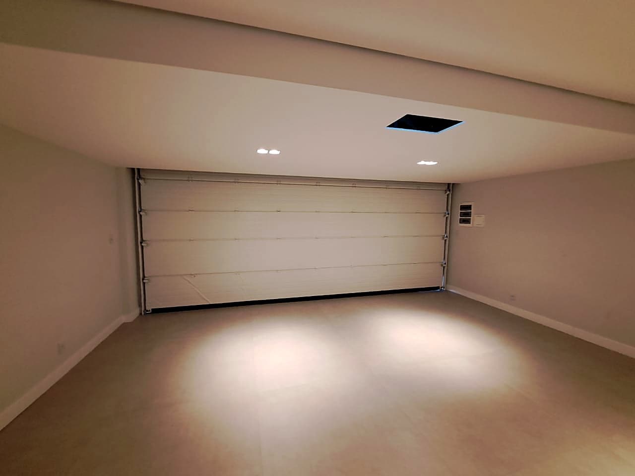 Portão seccional branco Cattani em residência moderna