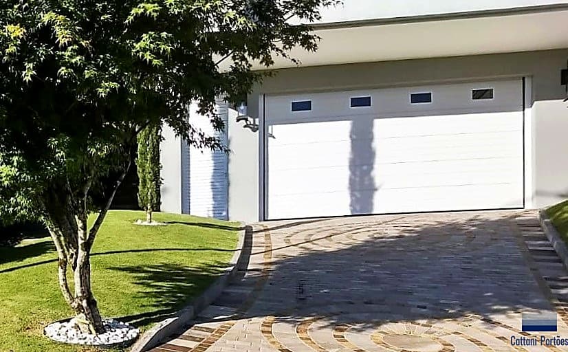 Portão seccional amadeirado Cattani sob pergolado