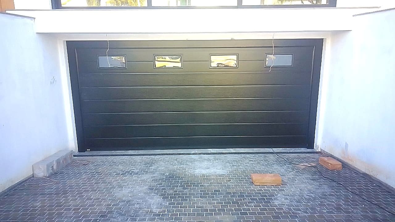 Portão seccional grafite Cattani, vista frontal