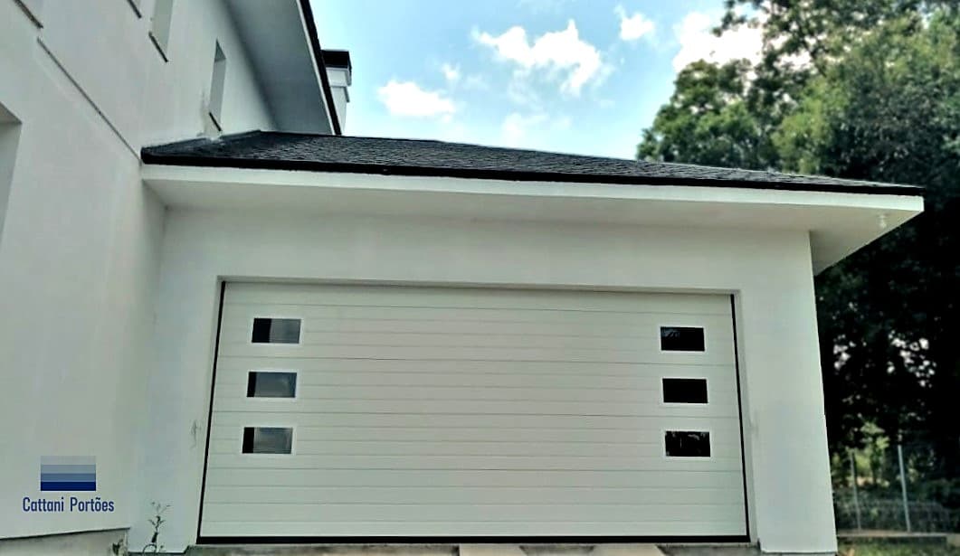 Portão seccional branco Cattani com detalhes em vidro