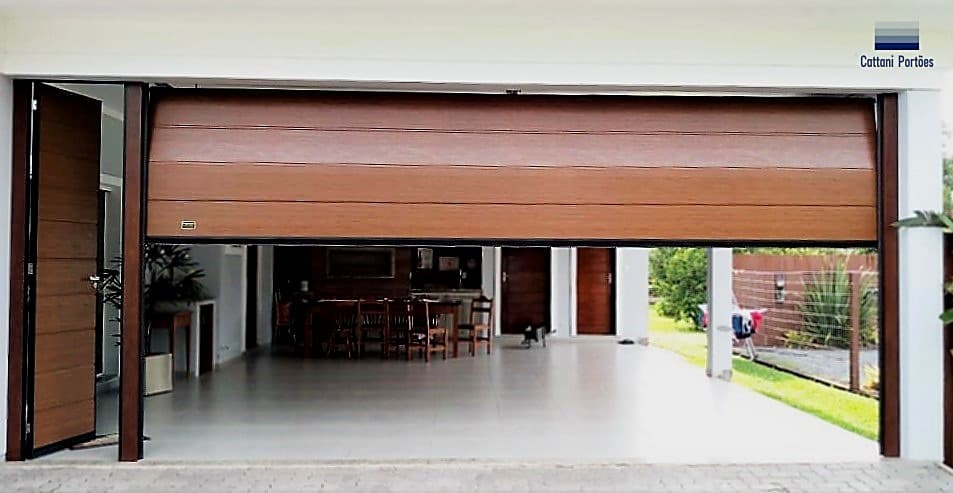 Portão seccional amadeirado Cattani, vista interna da garagem aberta