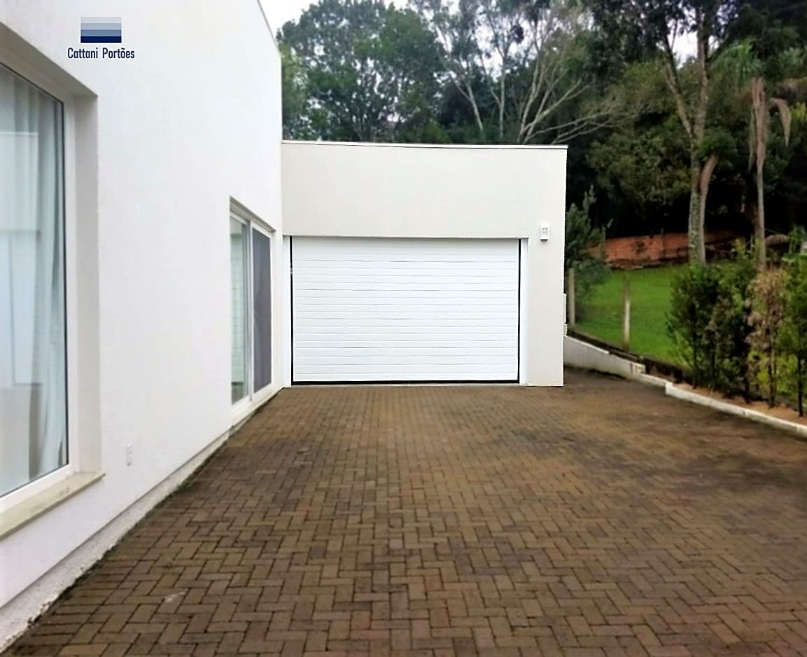 Portão rolo branco Cattani em residência moderna minimalista