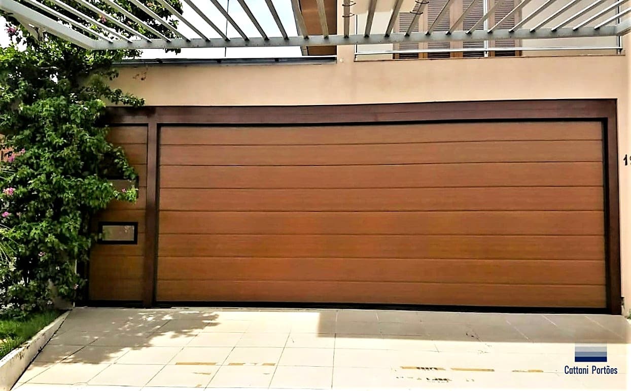 Portão seccional amadeirado Cattani em jardim residencial