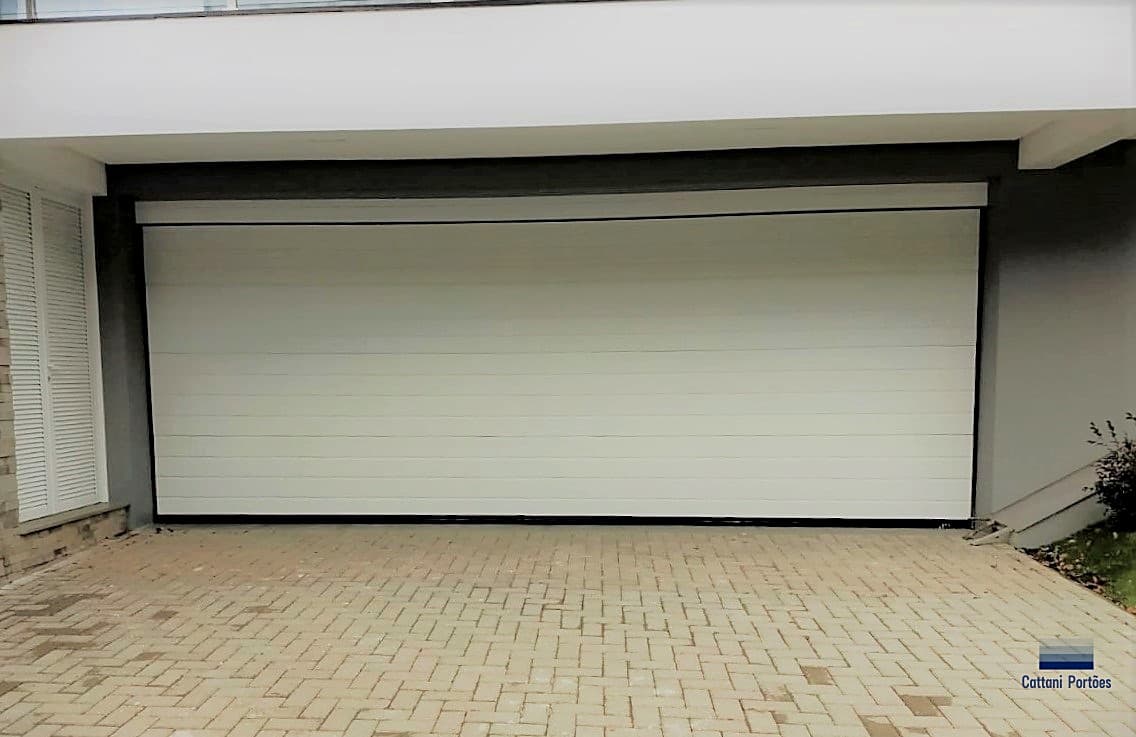 Portão rolo branco Cattani em garagem residencial