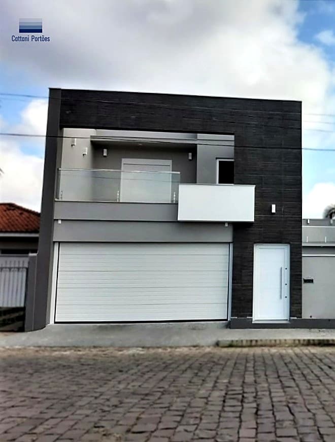 Portão branco Cattani em residência moderna com pátio interno