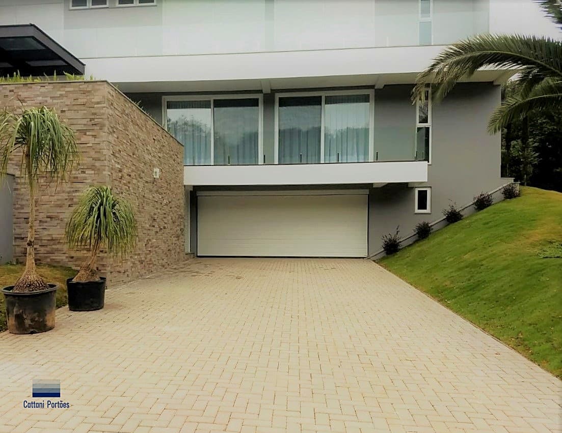 Portão branco Cattani em residência contemporânea