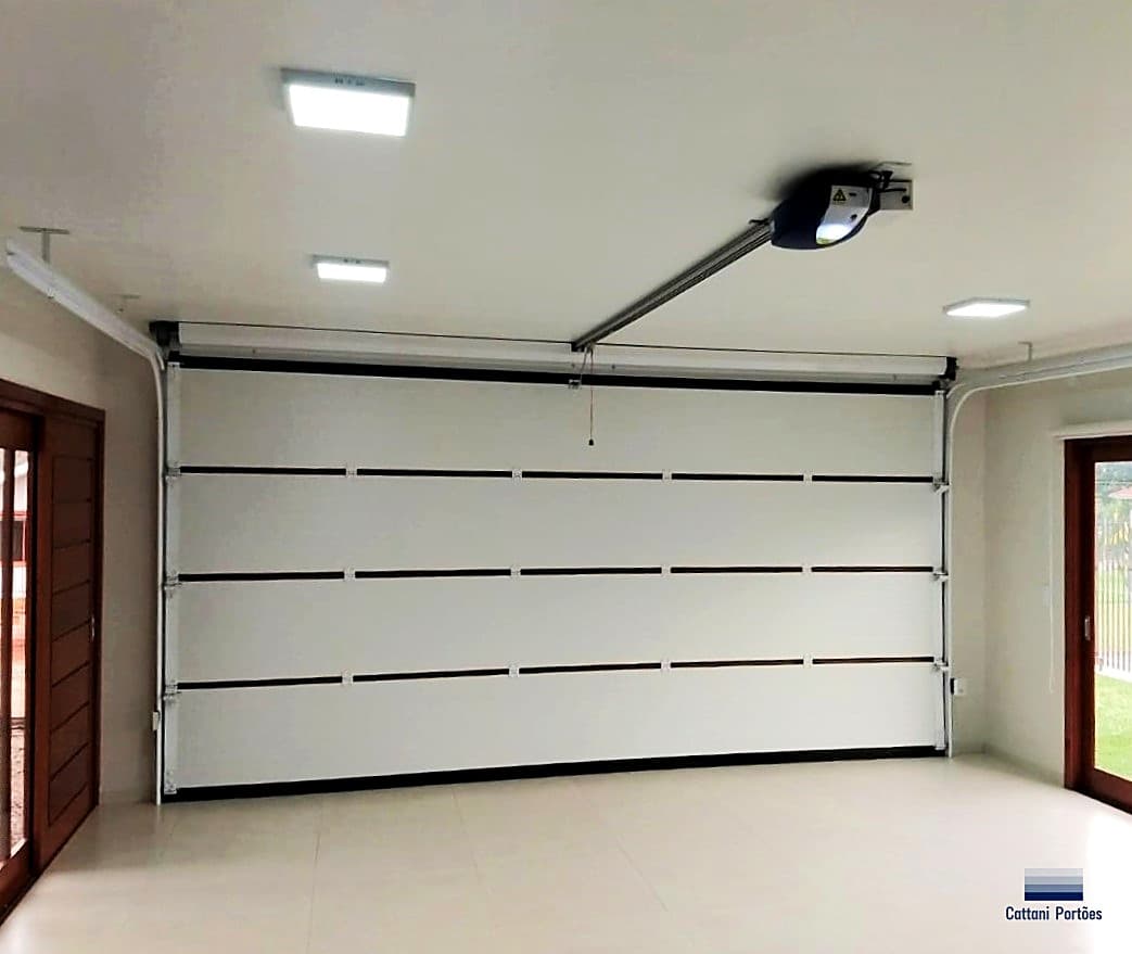 Portão rolo branco Cattani, vista interna com trilho e motor