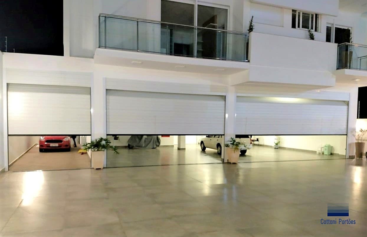 Portão rolo branco Cattani em garagem de luxo multi-vagas